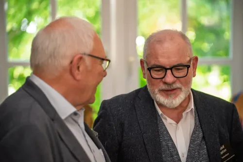 Eventfotografie beim PROMADE Business-Event in Aschaffenburg: Gäste im Gespräch