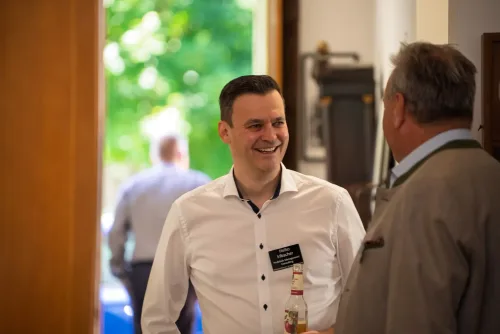 Eventfotograf auf einem Business-Event: Vortrag und Publikum