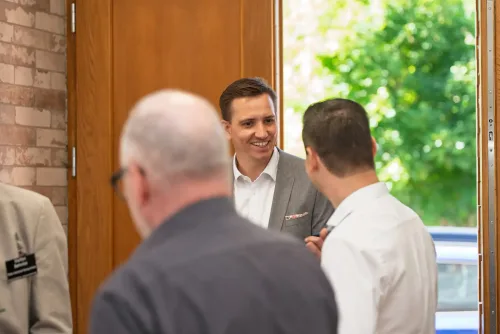 Eventfotografie beim PROMADE Business-Event in Aschaffenburg: Gäste im Gespräch