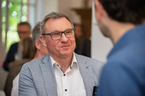 Eventfotograf auf einem Business-Event: Vortrag und Publikum
