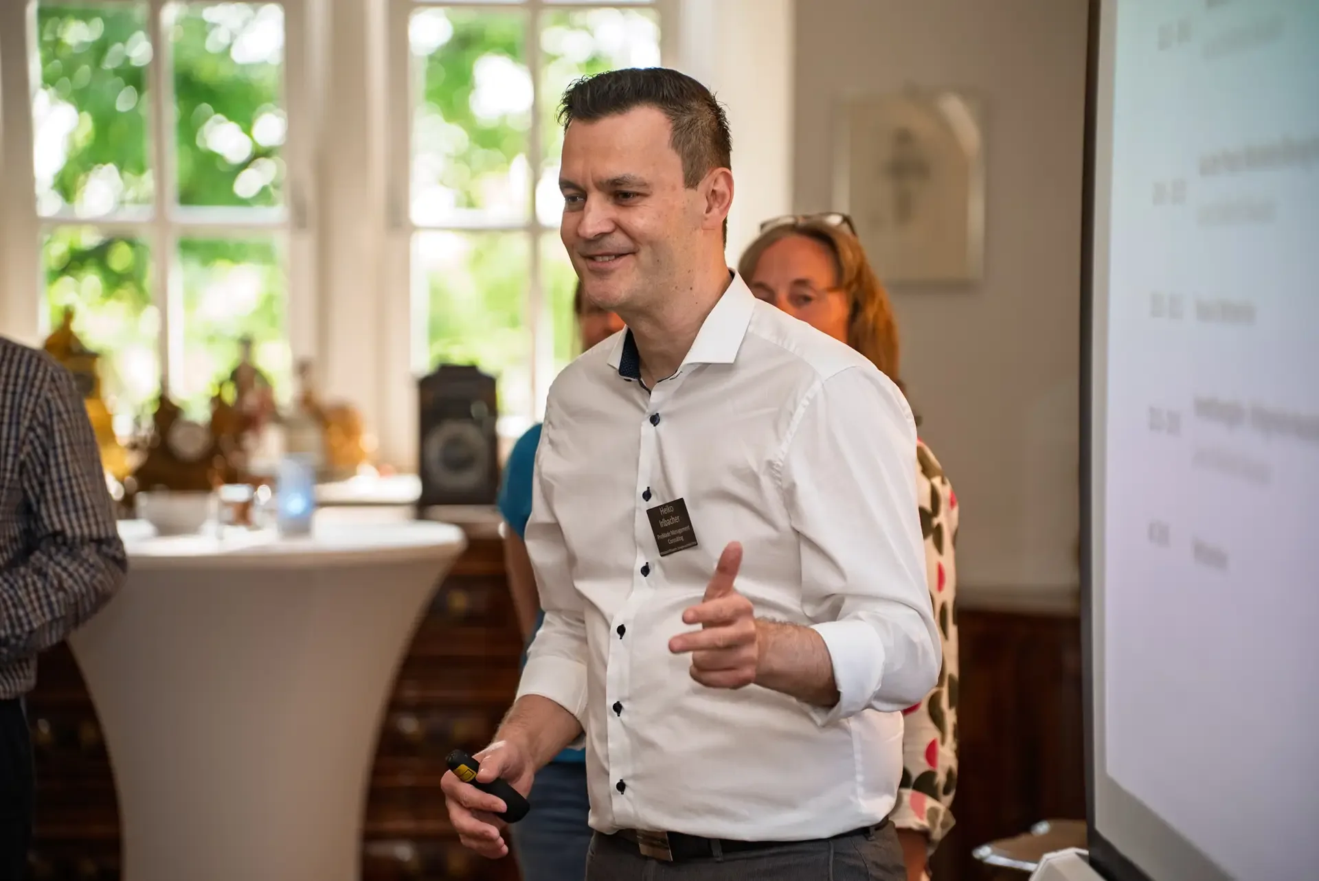 Eventfotograf auf einem Business-Event: Vortrag und Publikum
