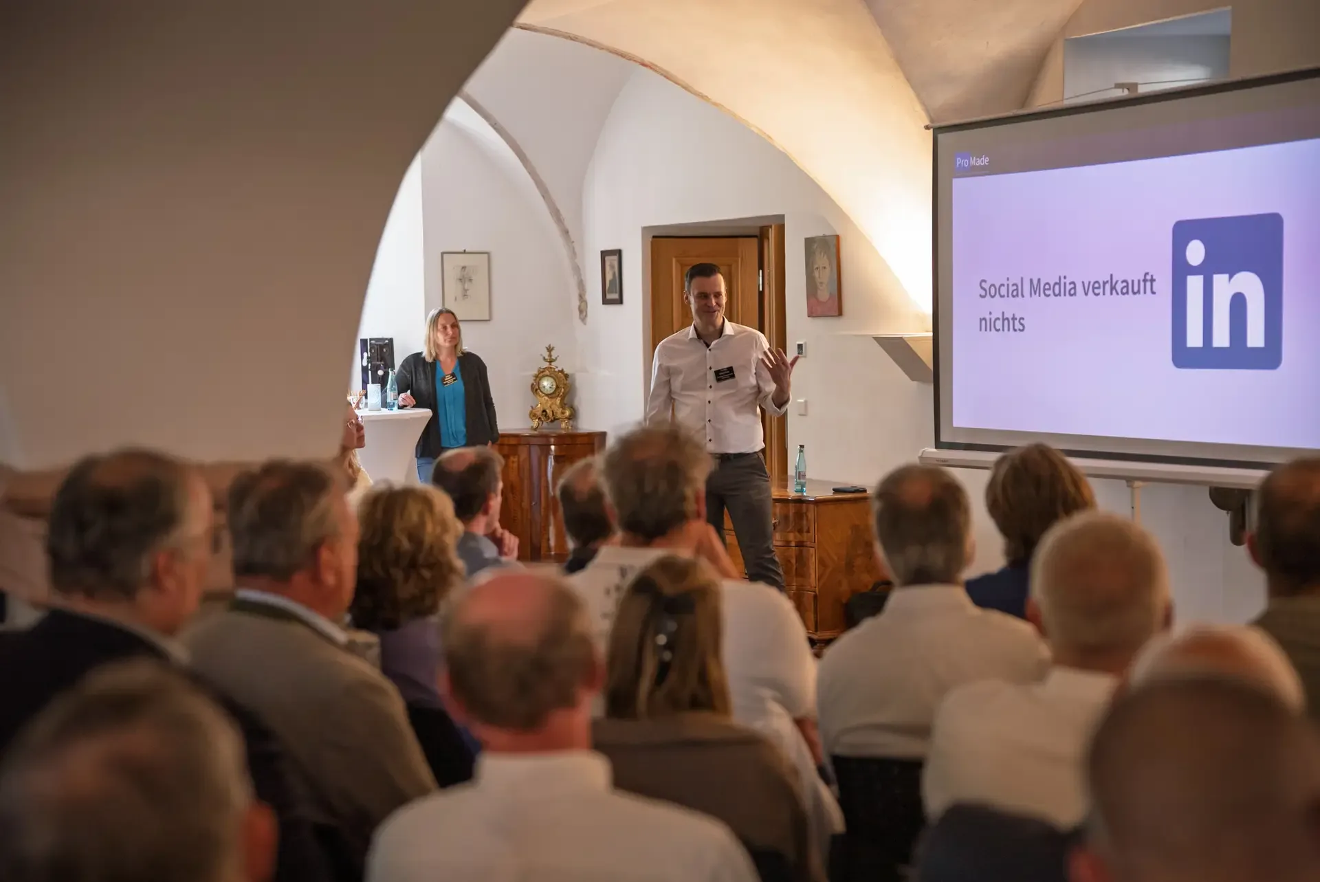 Eventfotografie beim PROMADE Business-Event in Aschaffenburg: Gäste im Gespräch