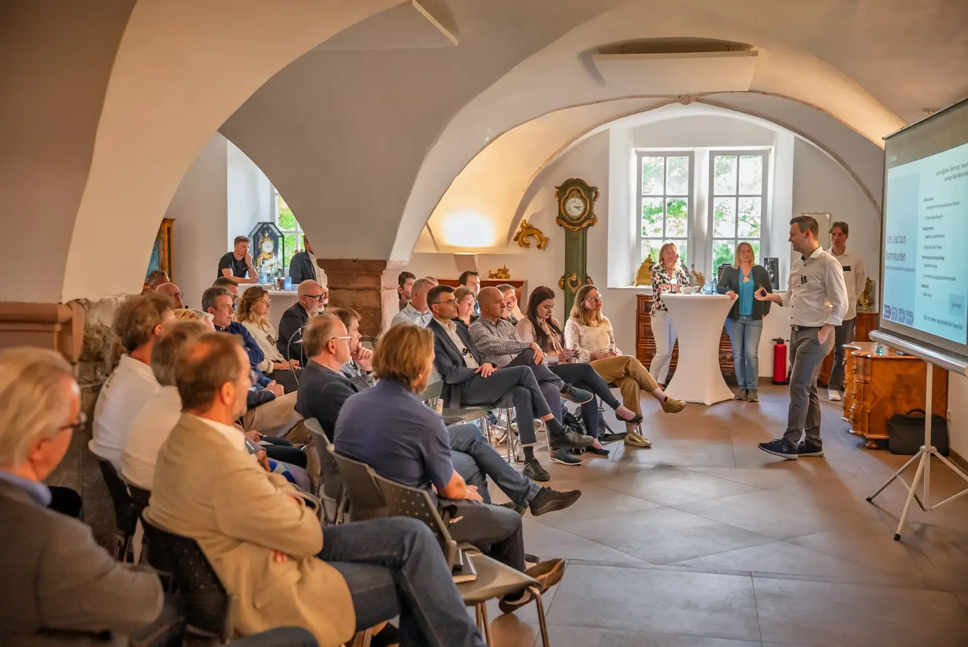 Eventfotograf auf einem Business-Event: Vortrag und Publikum