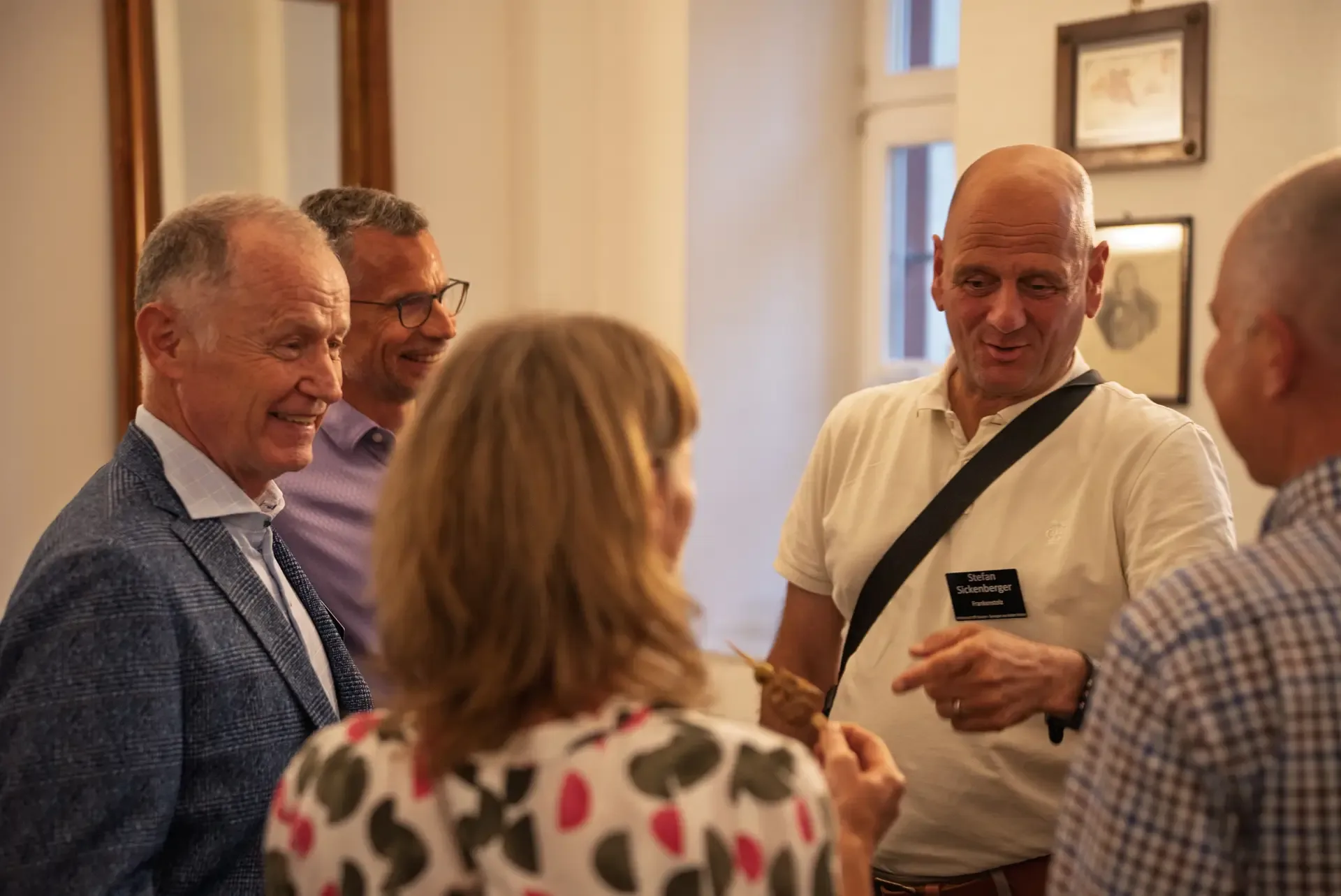 Eventfotograf auf einem Business-Event: Vortrag und Publikum