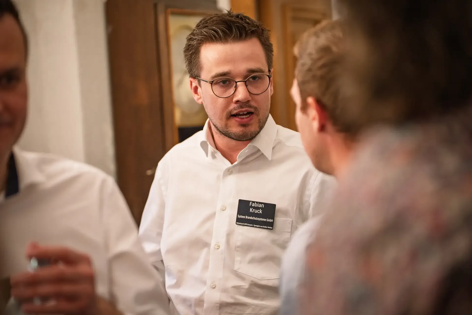 Eventfotografie beim PROMADE Business-Event in Aschaffenburg: Gäste im Gespräch
