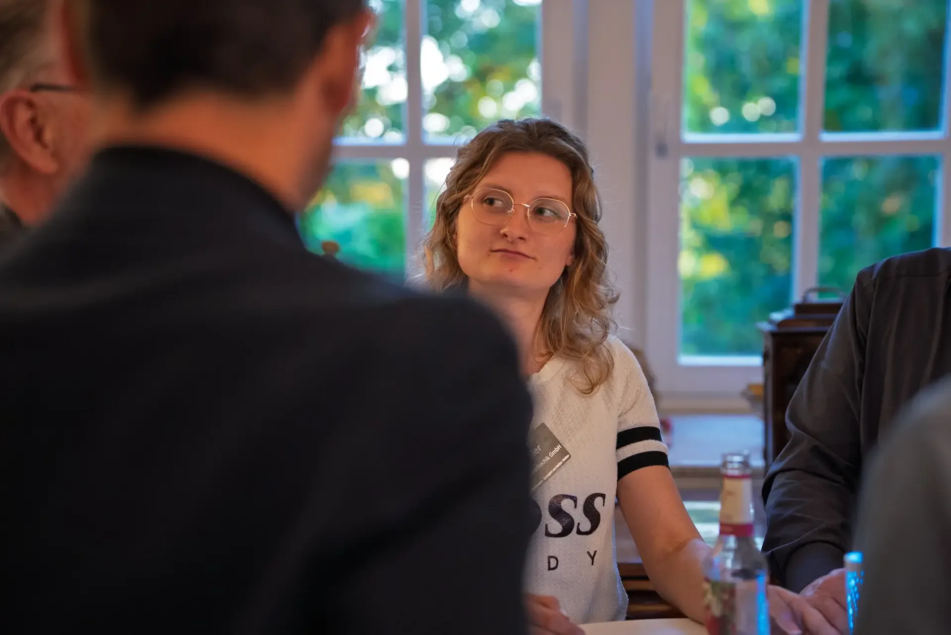 Eventfotograf auf einem Business-Event: Vortrag und Publikum