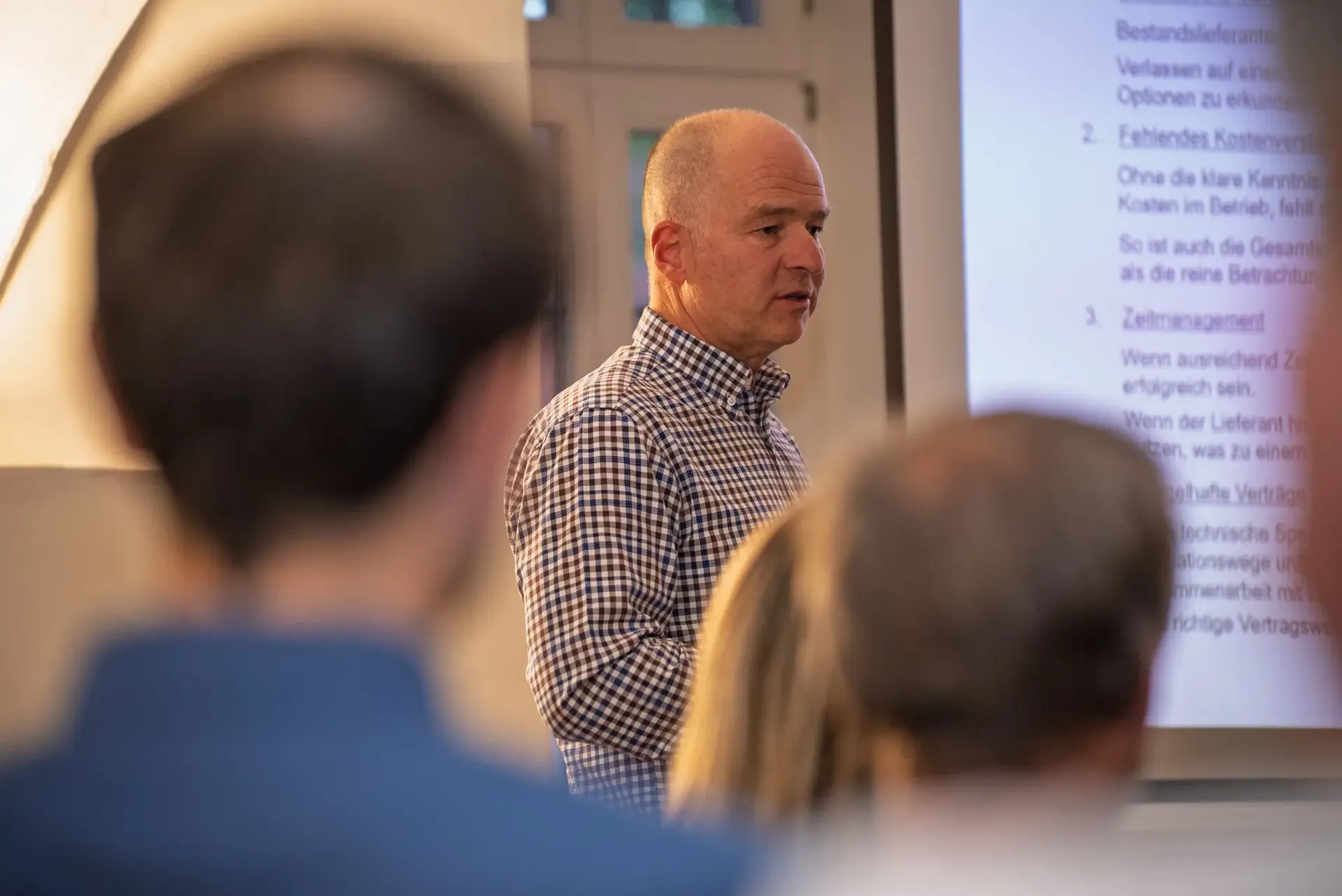 Eventfotografie beim PROMADE Business-Event in Aschaffenburg: Gäste im Gespräch