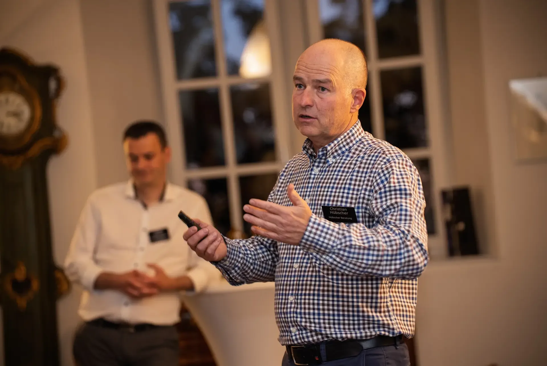 Eventfotograf auf einem Business-Event: Vortrag und Publikum
