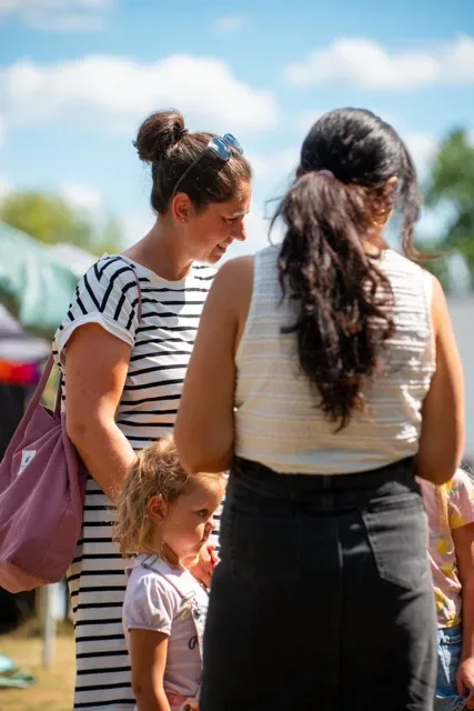 Eventfotograf WJ Sommerfest 2025: Lachen und Gruppenmoment beim Motto-Fest