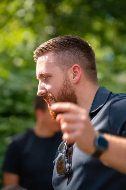 Eventfotograf WJ Sommerfest 2025: Lachen und Gruppenmoment beim Motto-Fest