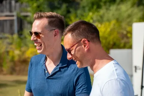Eventfotograf WJ Sommerfest 2025: Gäste im Gespräch am Abend, Wirtschaftsjunioren Aschaffenburg