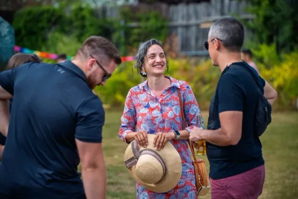Eventfotograf WJ Sommerfest 2025: Gespräch unter Viva-México-Deko, Wirtschaftsjunioren Aschaffenburg