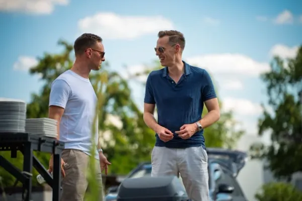 Eventfotograf WJ Sommerfest 2025: Gäste im Gespräch am Abend, Wirtschaftsjunioren Aschaffenburg
