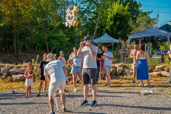 Eventfotograf WJ Sommerfest 2025: Gäste im Gespräch am Abend, Wirtschaftsjunioren Aschaffenburg
