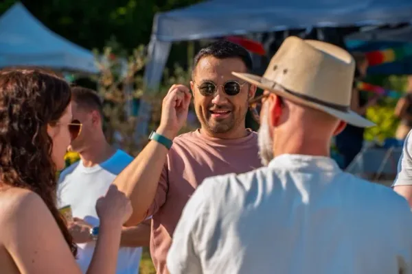 Eventfotograf WJ Sommerfest 2025: Lachen und Gruppenmoment beim Motto-Fest
