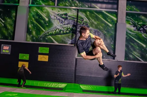 Trampolinpark Fotografie nahe Aschaffenburg: Blick in die Ninja Tag Area