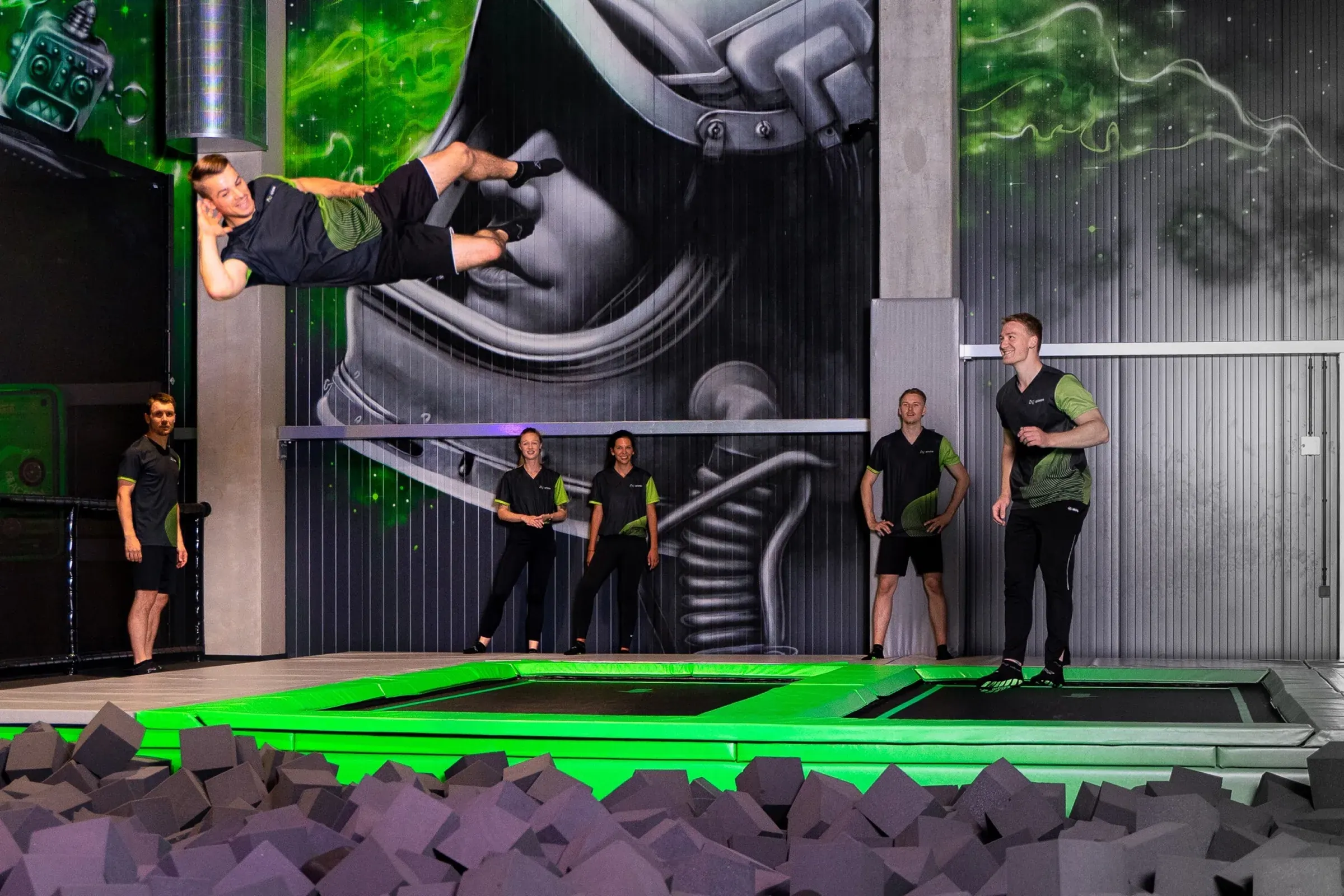 Trampolinpark Fotografie Hösbach: Sprung über der Trampolinfläche in der Airbase