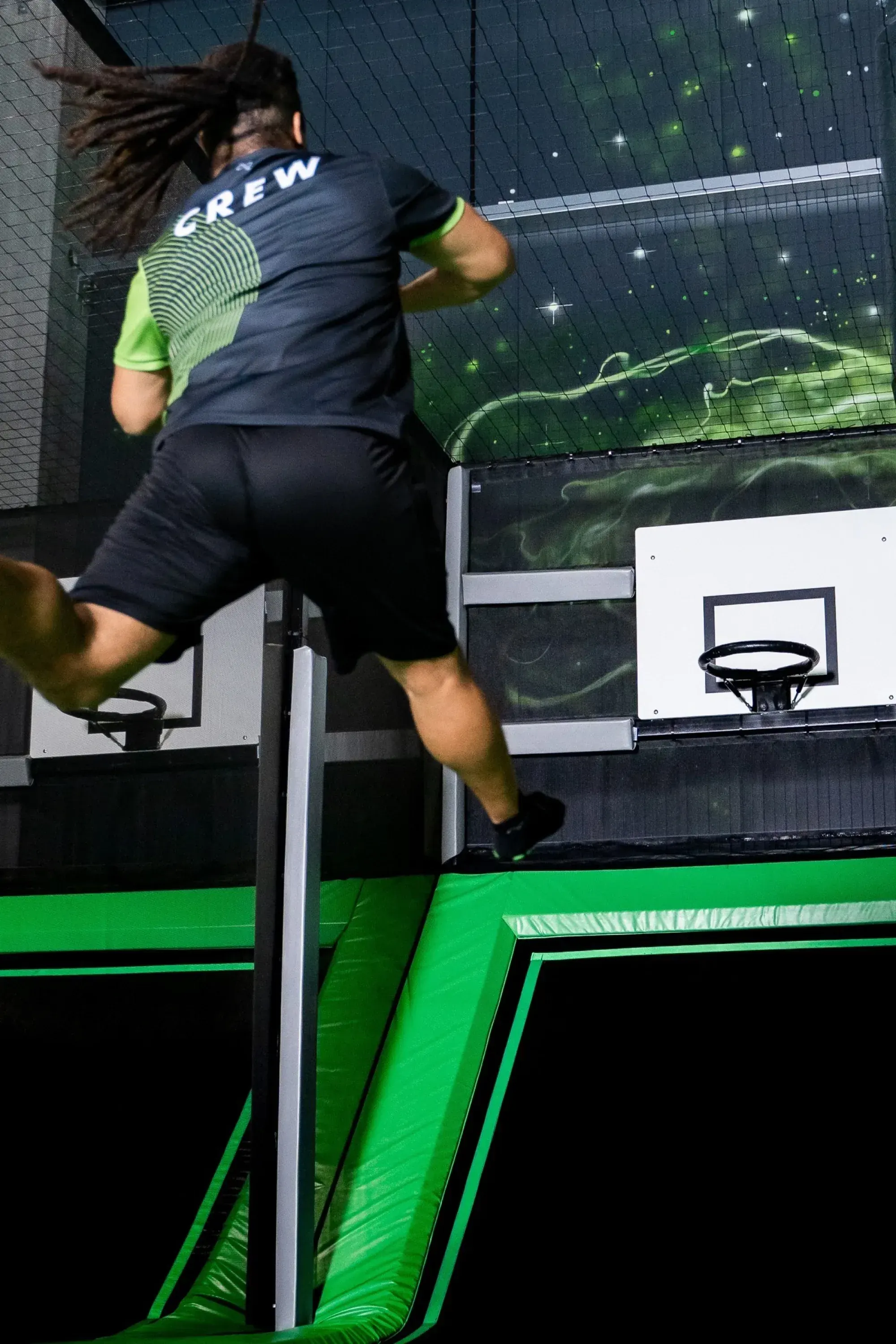 Trampolinpark Fotografie Hösbach: Sprung über der Trampolinfläche in der Airbase