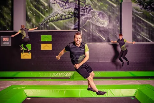 Trampolinpark Fotografie Hösbach: Sprung über der Trampolinfläche in der Airbase