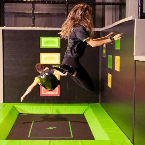 Trampolinpark Fotografie Hösbach: Sprung über der Trampolinfläche in der Airbase