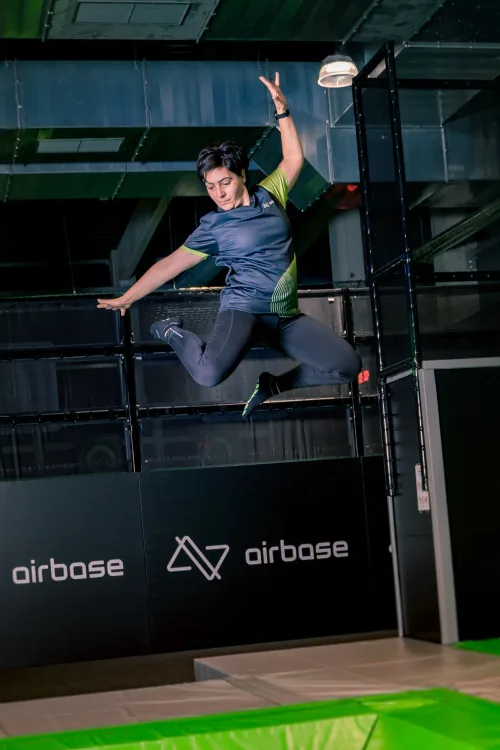 Trampolinpark Fotografie Hösbach: Sprung über der Trampolinfläche in der Airbase