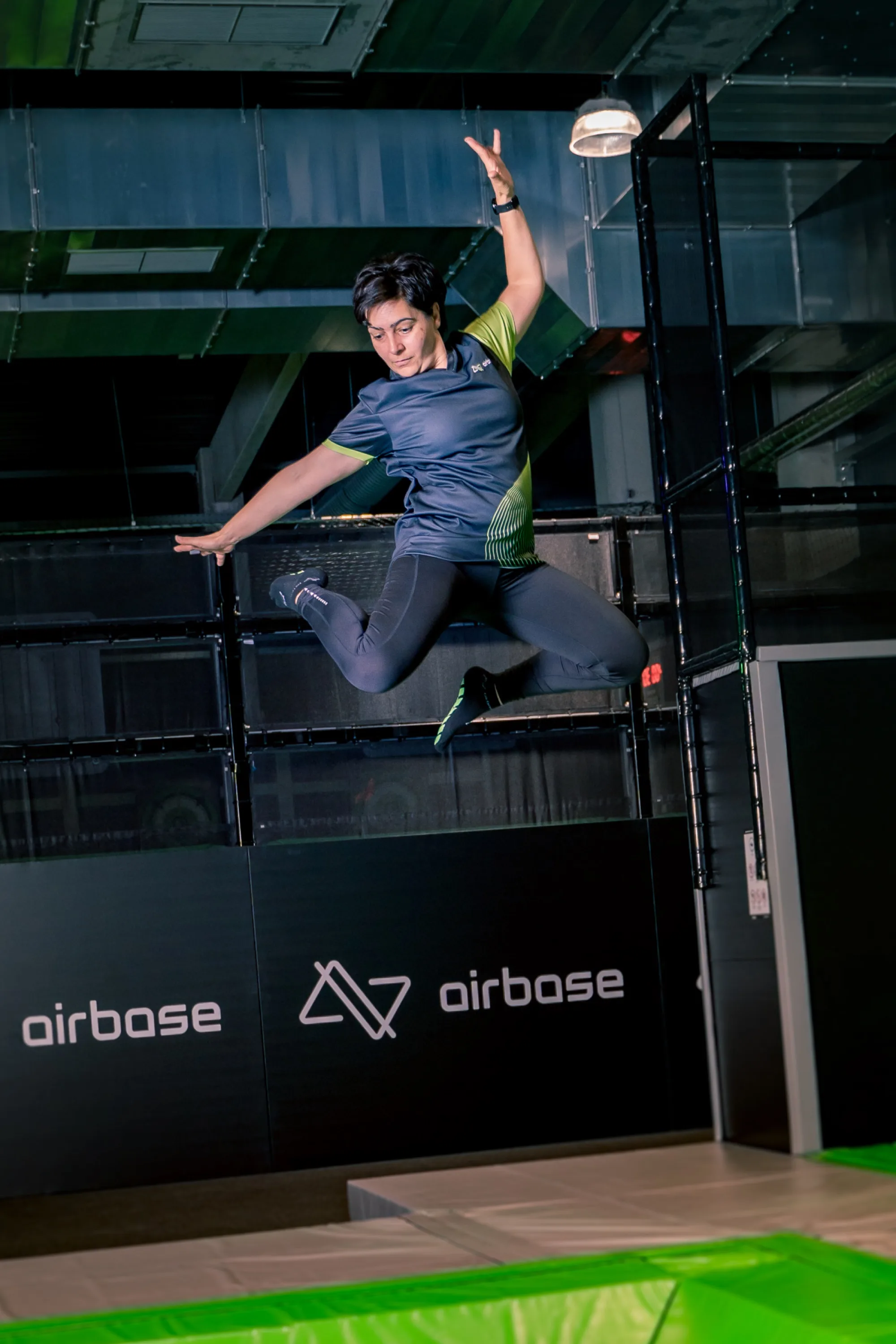 Trampolinpark Fotografie Hösbach: Sprung über der Trampolinfläche in der Airbase