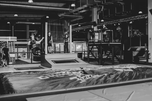Trampolinpark Fotografie Hösbach: Sprung über der Trampolinfläche in der Airbase