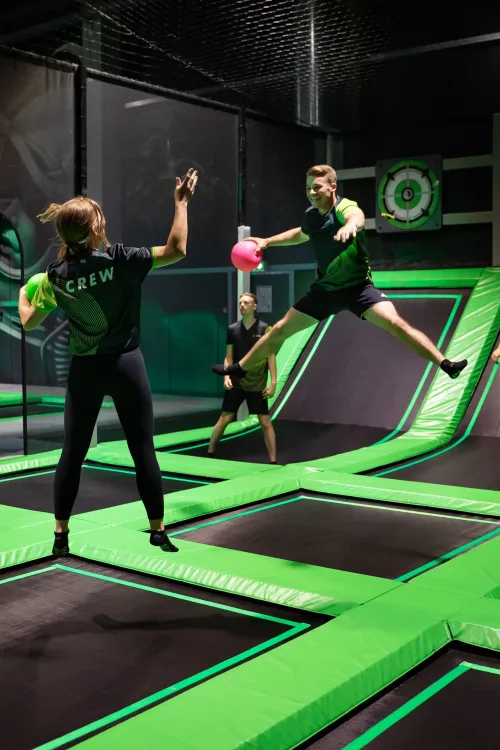 Trampolinpark Fotografie Hösbach: Sprung über der Trampolinfläche in der Airbase