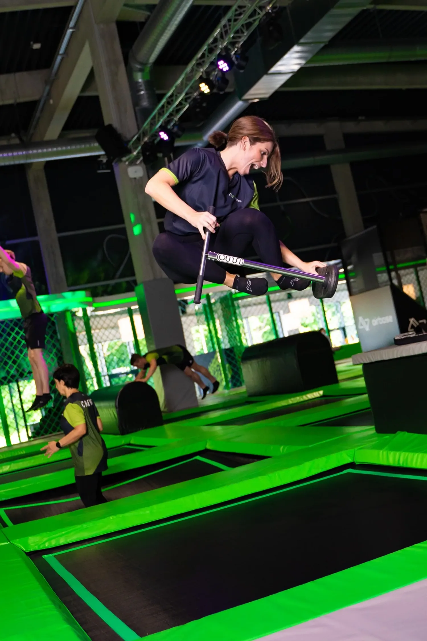 Trampolinpark Fotografie Hösbach: Sprung über der Trampolinfläche in der Airbase