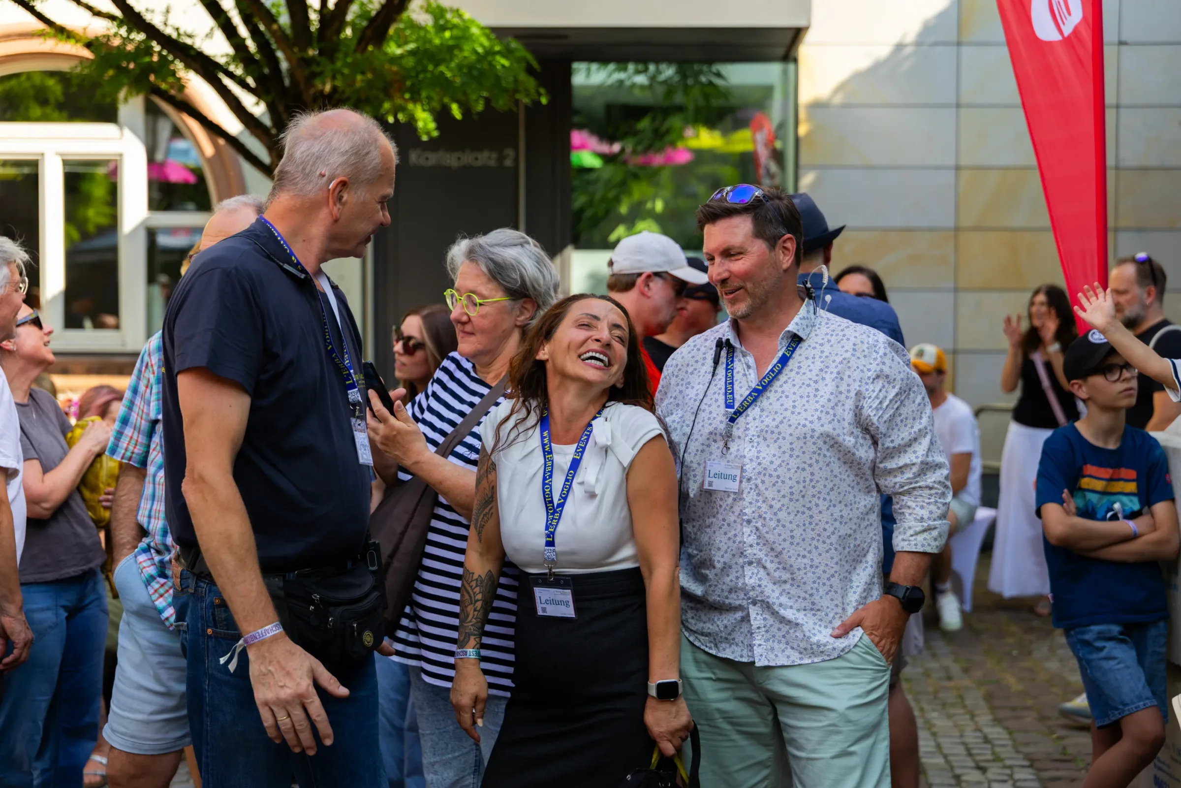Fotograf Altstadtfest Aschaffenburg: die Gastronomin und Mitinitiatorin begrüßt die Gäste zur Fest-Eröffnung