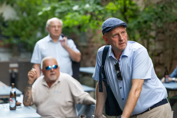 Eventfotografie Altstadtfest Aschaffenburg: Bürgermeister Eric Leiderer betrachtet die Ausstellung "Demokratie und Humor"