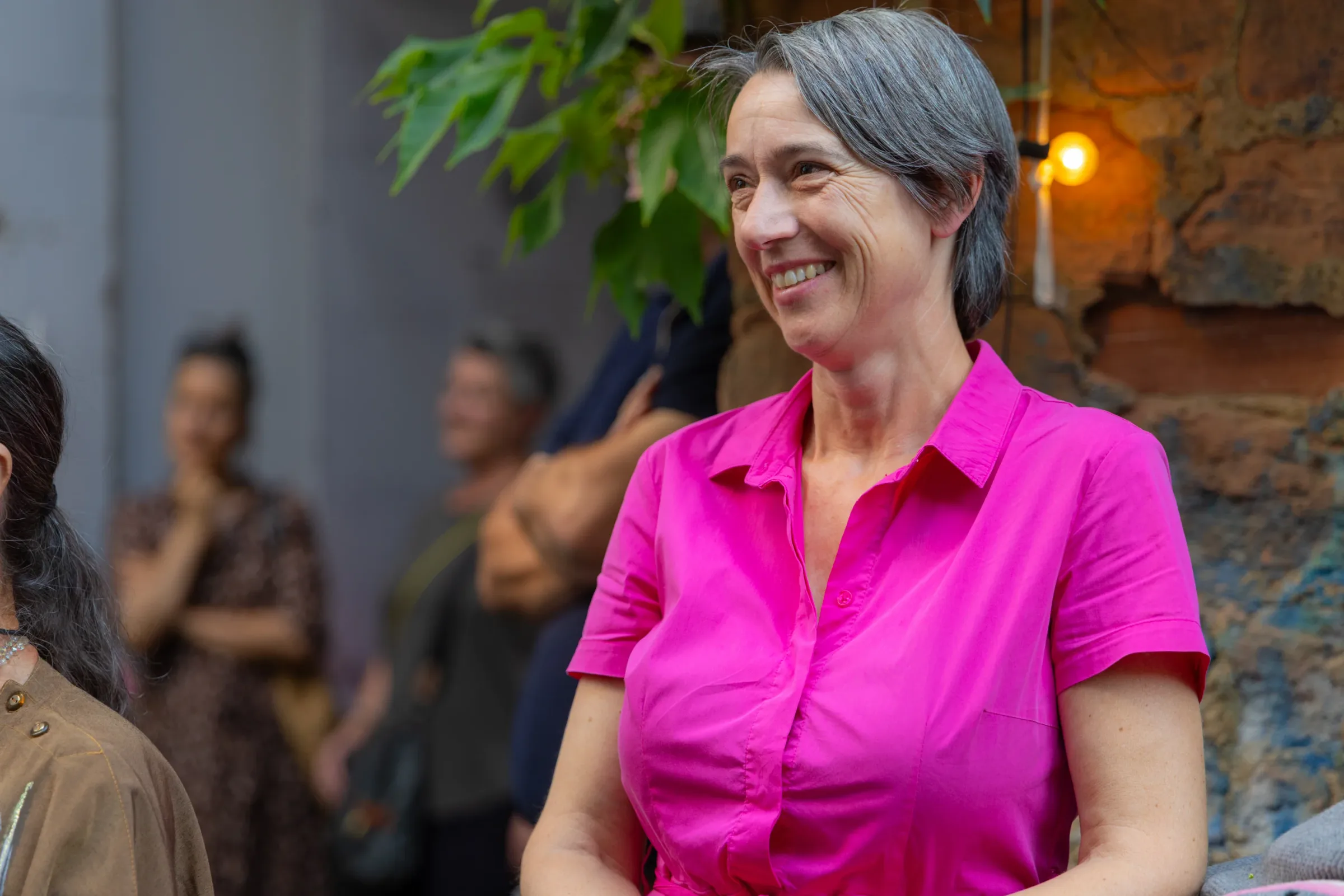 Eventfotografie Vernissage Aschaffenburg: eine Besucherin der Ausstellung im KunstLANDing