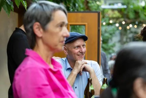 Eventfotografie Altstadtfest Aschaffenburg: Bürgermeister Eric Leiderer betrachtet die Ausstellung "Demokratie und Humor"