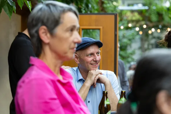 Eventfotografie Altstadtfest Aschaffenburg: Bürgermeister Eric Leiderer betrachtet die Ausstellung "Demokratie und Humor"