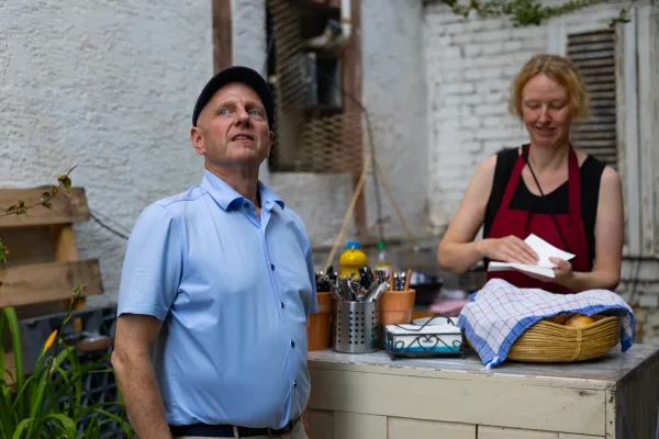 Eventfotografie Altstadtfest Aschaffenburg: Bürgermeister Eric Leiderer betrachtet die Ausstellung "Demokratie und Humor"