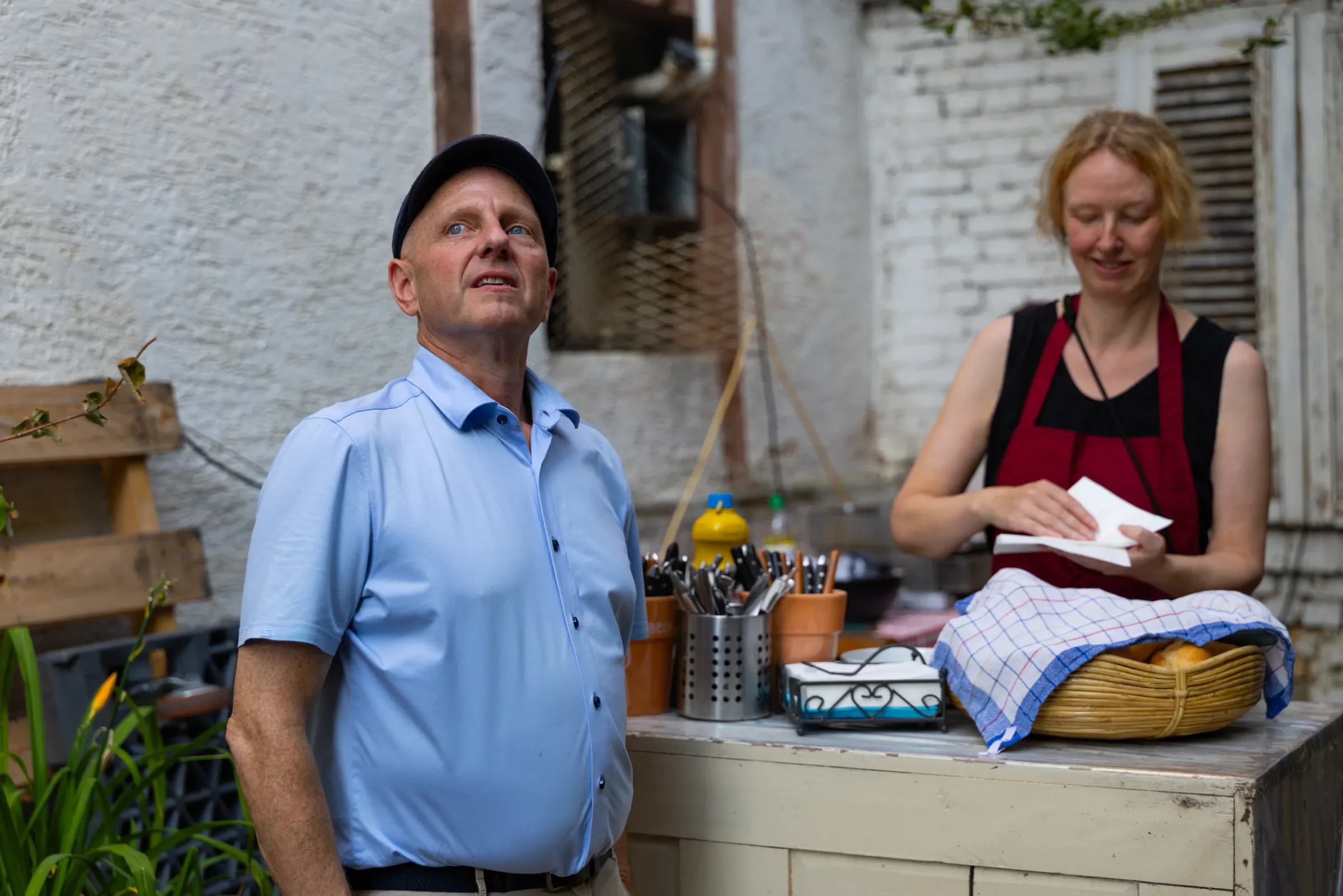 Eventfotografie Altstadtfest Aschaffenburg: Bürgermeister Eric Leiderer betrachtet die Ausstellung "Demokratie und Humor"