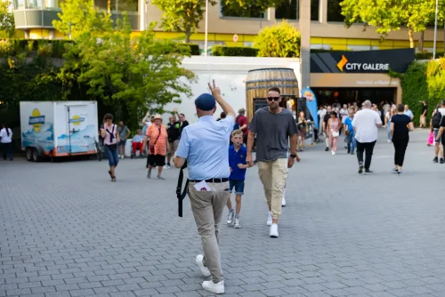 Fotograf Altstadtfest Aschaffenburg: Bürgermeister Eric Leiderer beim Mitternachts-Shopping in der Innenstadt