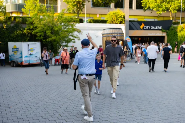 Fotograf Altstadtfest Aschaffenburg: Bürgermeister Eric Leiderer beim Mitternachts-Shopping in der Innenstadt