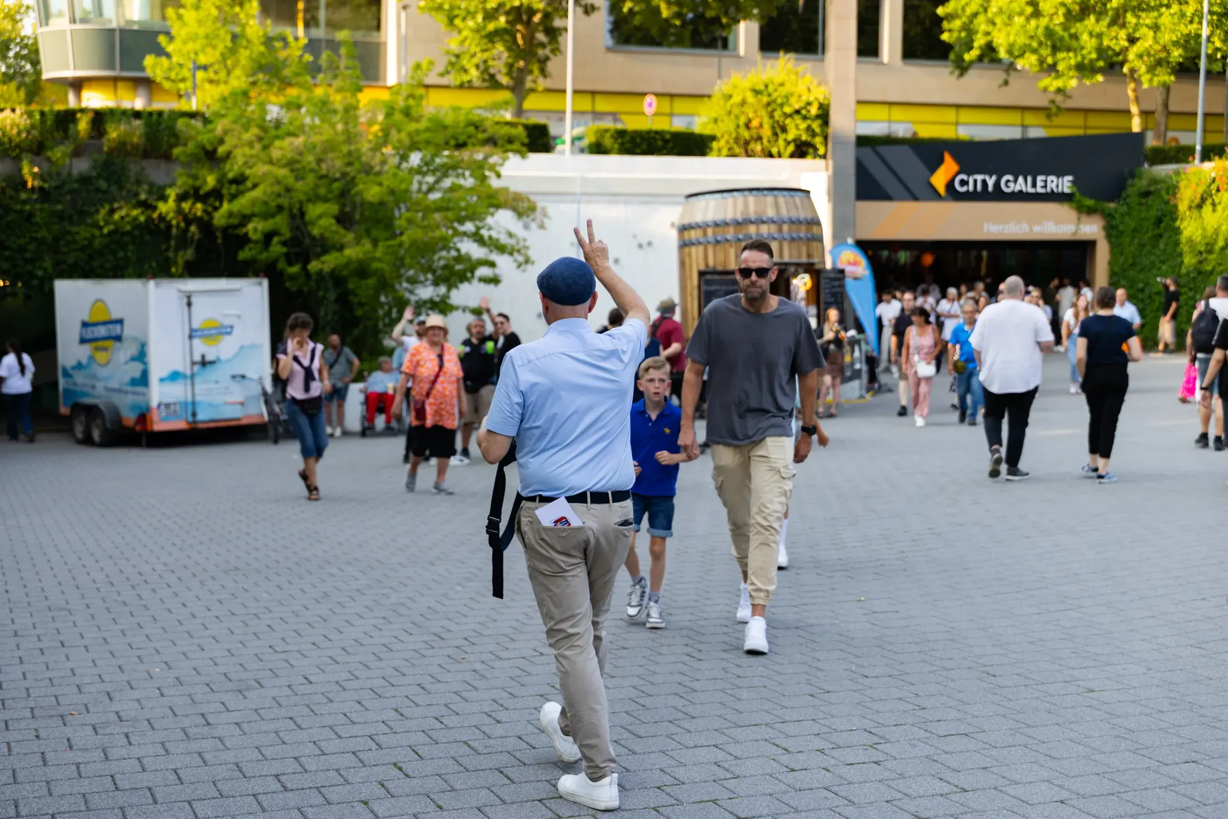 Fotograf Altstadtfest Aschaffenburg: Bürgermeister Eric Leiderer beim Mitternachts-Shopping in der Innenstadt
