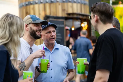 Eventfotografie Aschaffenburg: Bürgermeister Eric Leiderer im Gespräch beim Mitternachtsshopping
