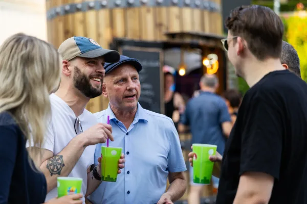 Eventfotografie Aschaffenburg: Bürgermeister Eric Leiderer im Gespräch beim Mitternachtsshopping
