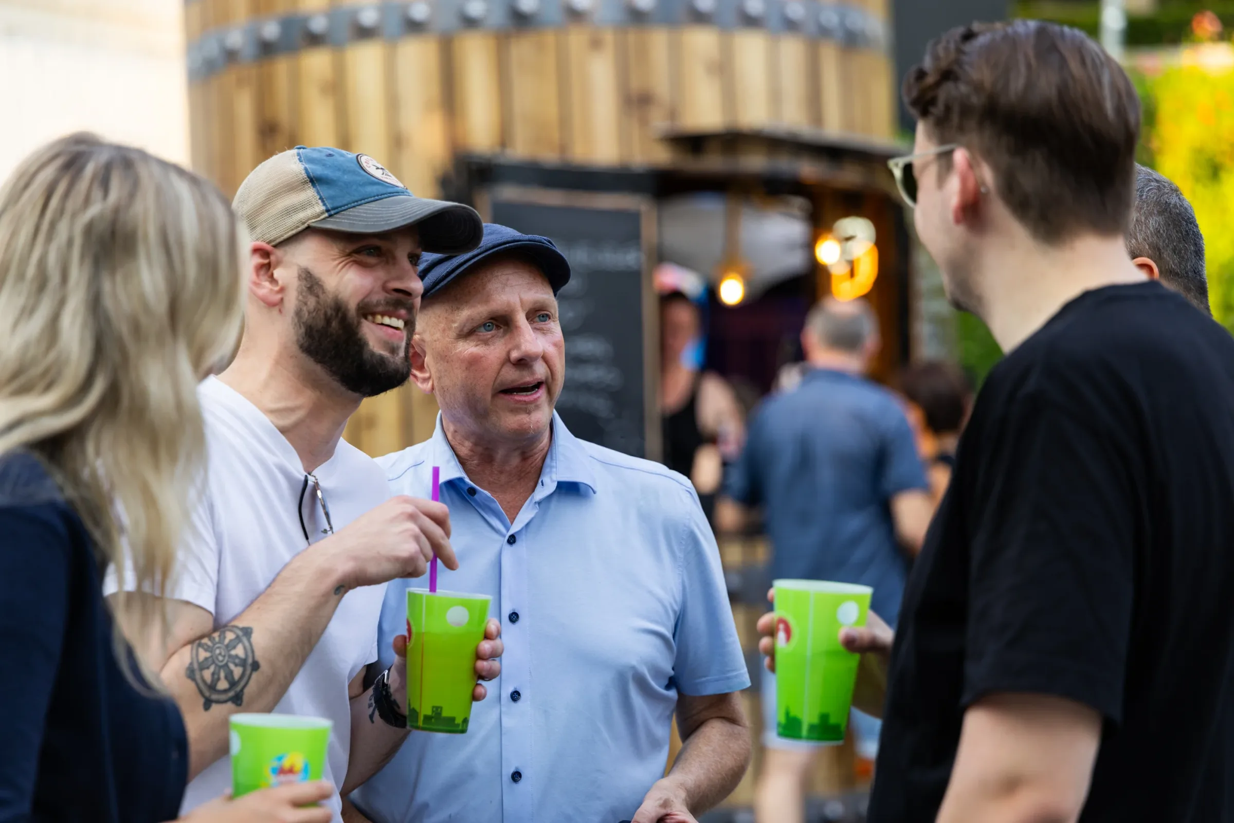 Eventfotografie Aschaffenburg: Bürgermeister Eric Leiderer im Gespräch beim Mitternachtsshopping