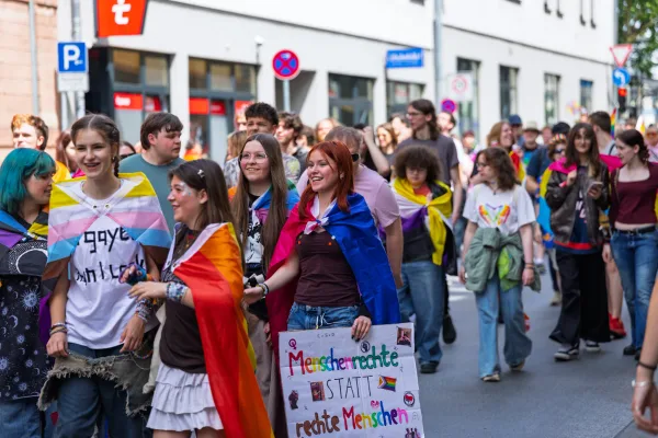 Eventfotografie Christopher Street Day Aschaffenburg: Demonstrationszug durch die Innenstadt