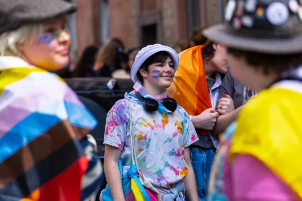 Fotoreportage Christopher Street Day Aschaffenburg: Teilnehmende auf dem Weg zum Theaterplatz