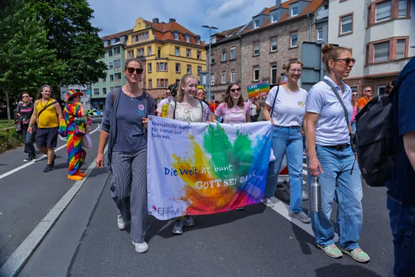 Eventfotografie CSD: Stimmung und Farben beim Demonstrationszug in Aschaffenburg