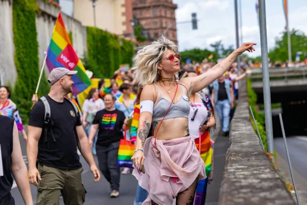 Eventfotografie CSD: Stimmung und Tanz beim Demonstrationszug in Aschaffenburg