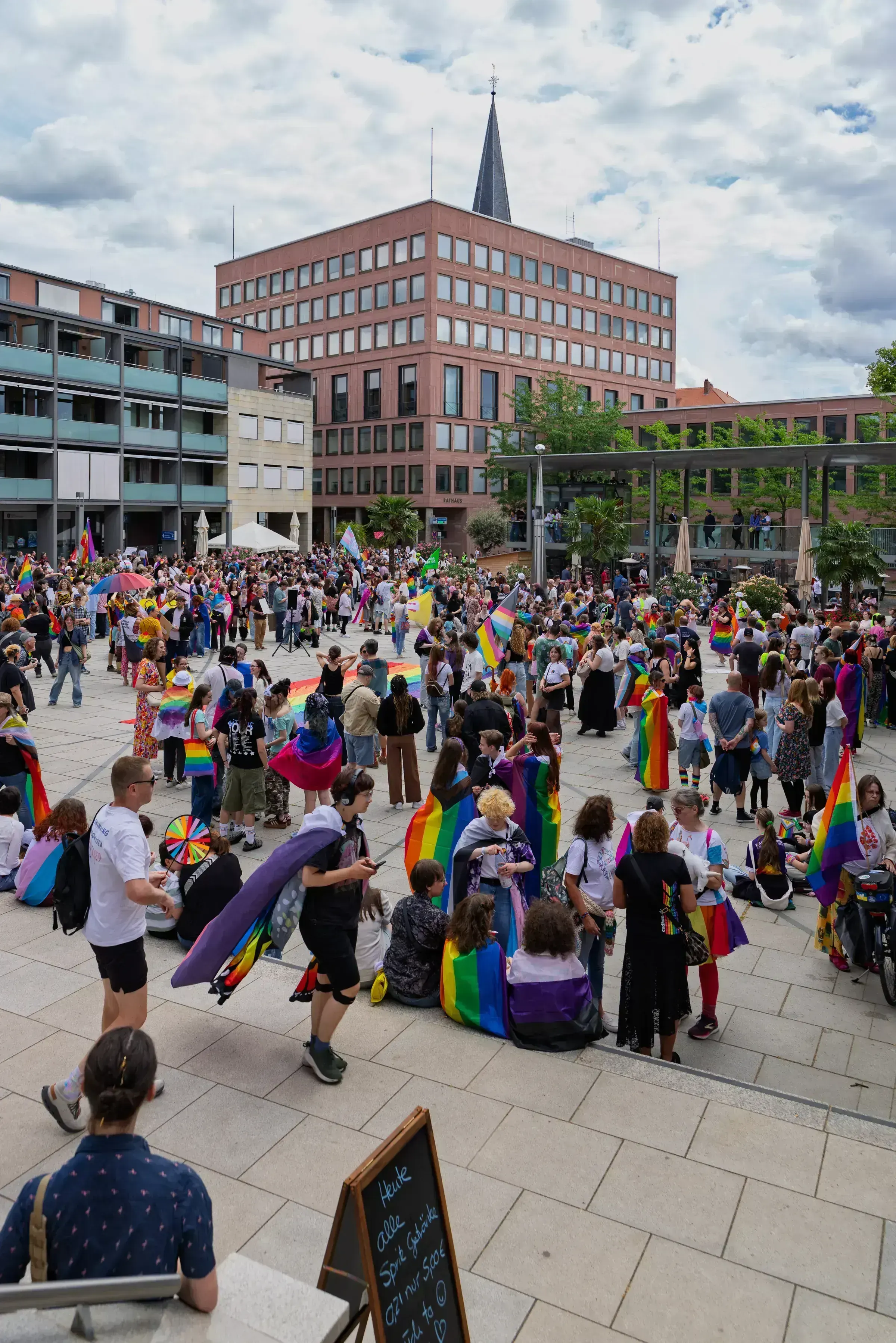 Eventfotograf beim CSD Aschaffenburg: Teilnehmende versammelt auf dem Theaterplatz