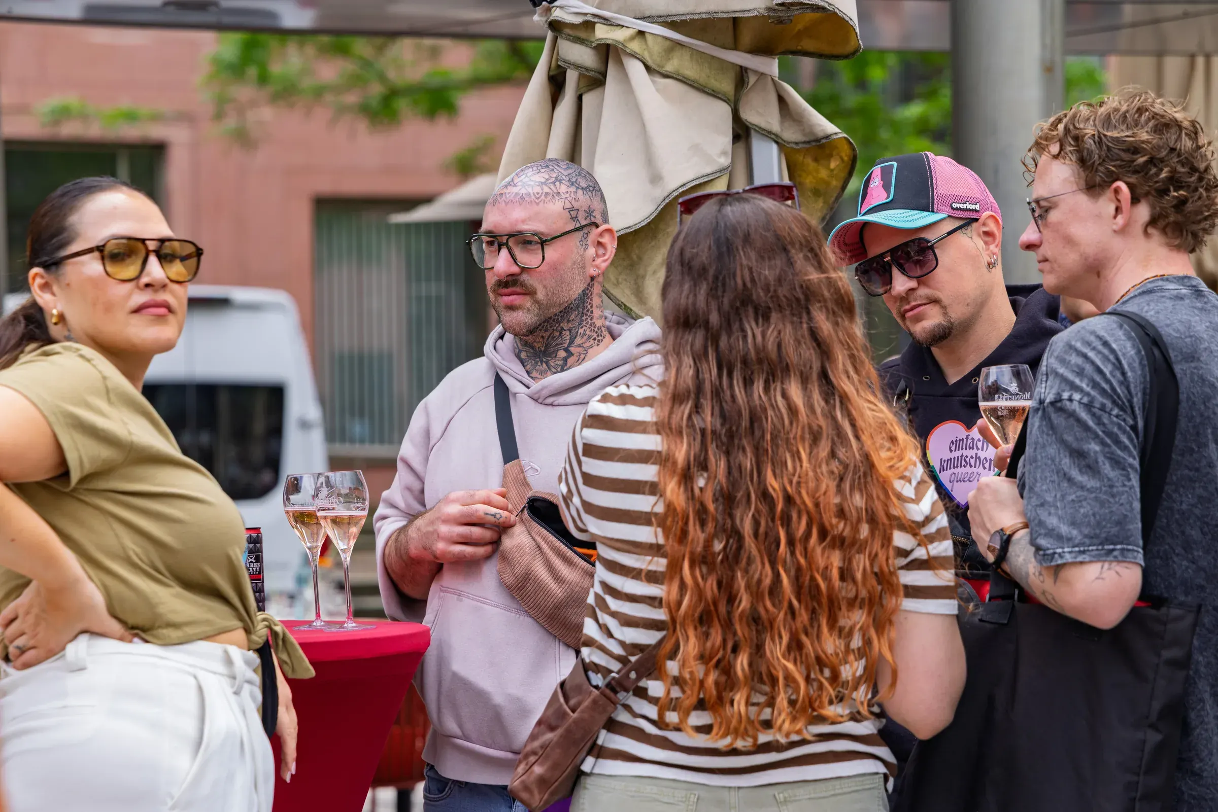 Eventfotograf beim CSD Aschaffenburg: Teilnehmende versammelt auf dem Theaterplatz