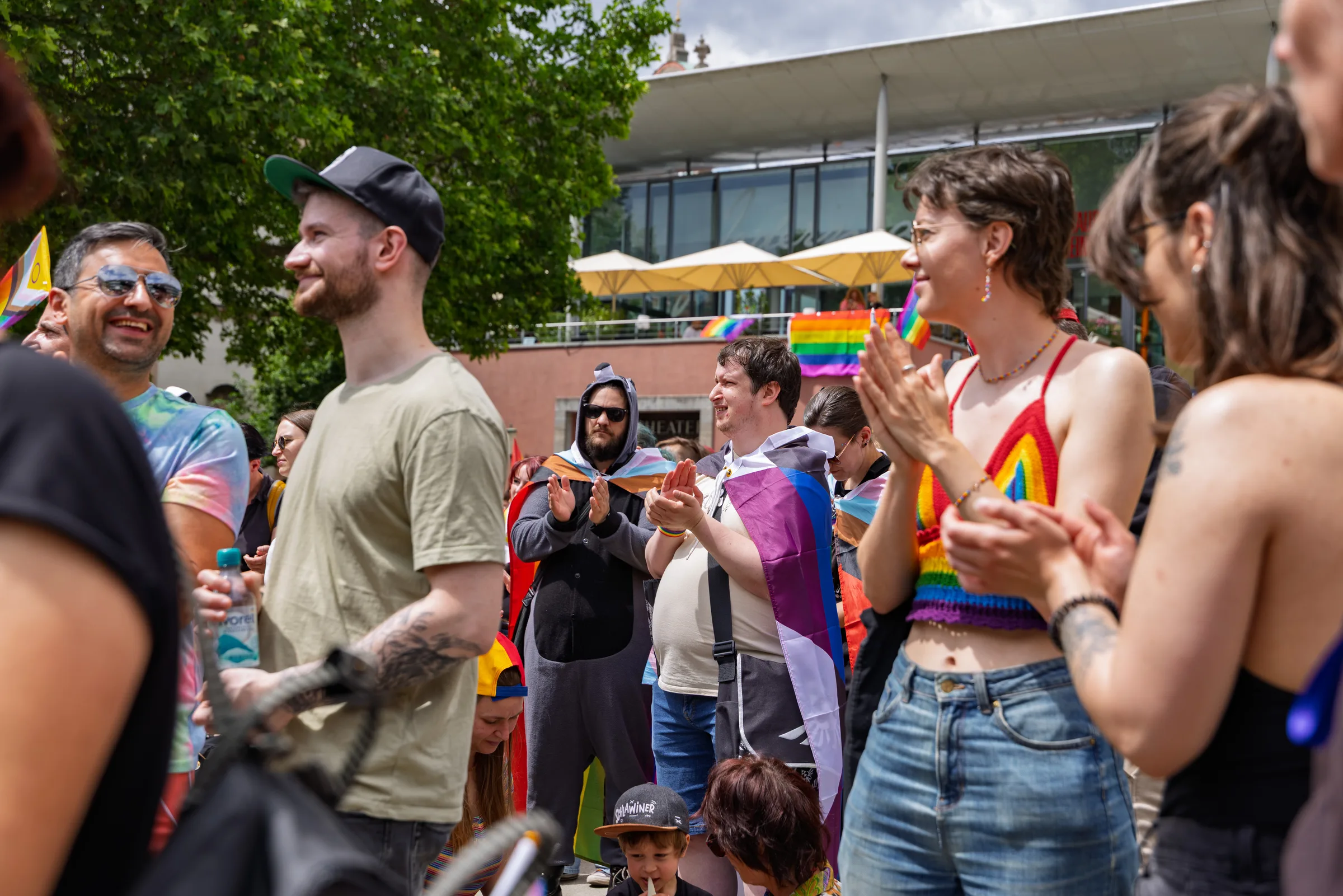 Eventfotograf beim CSD Aschaffenburg: Teilnehmende versammelt auf dem Theaterplatz