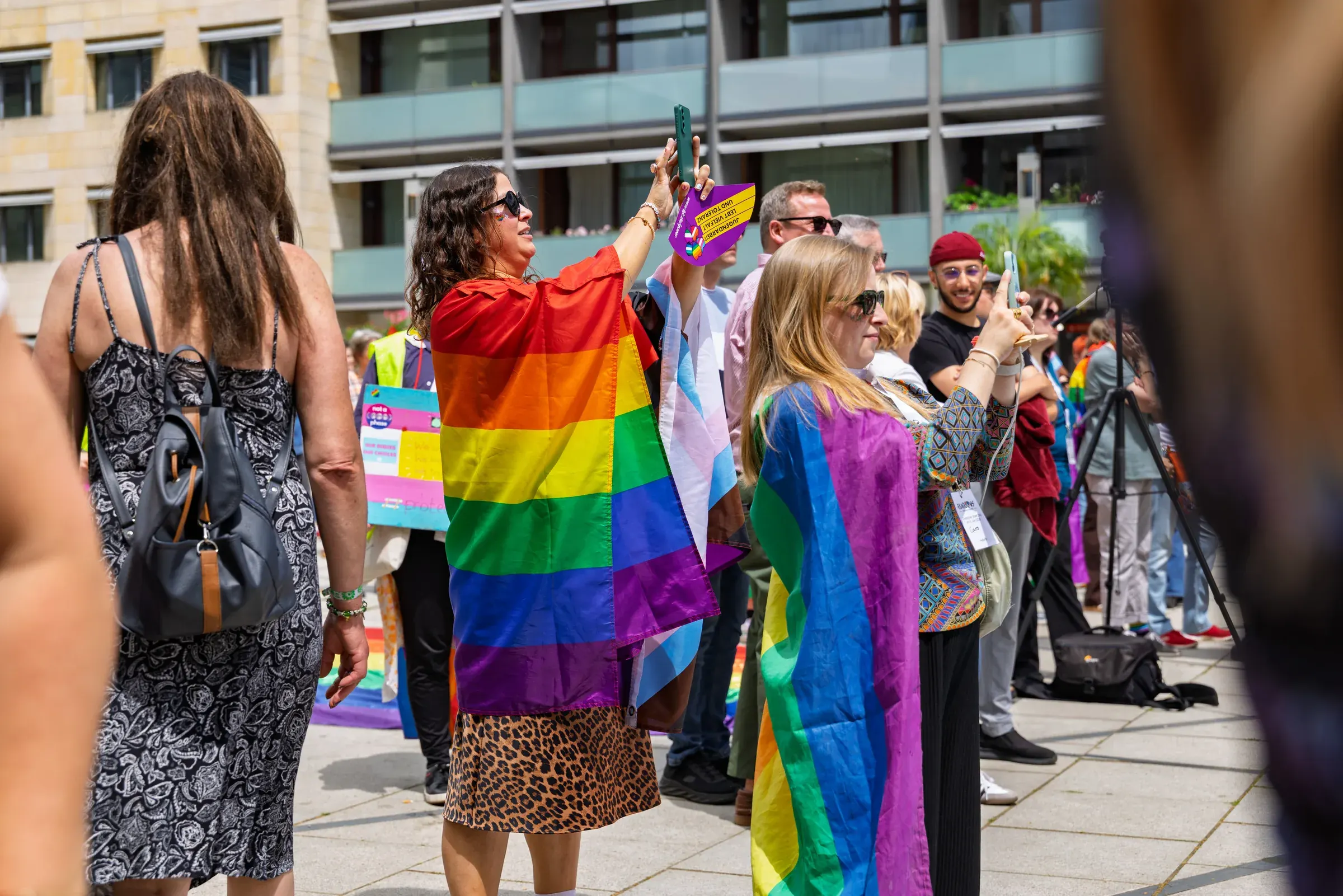 Eventfotograf beim CSD Aschaffenburg: Teilnehmende versammelt auf dem Theaterplatz